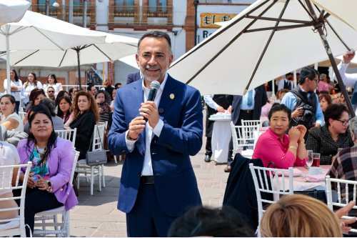 Anuncia alcalde de Metepec, incremento salarial a mamás empleadas del ayuntamiento 